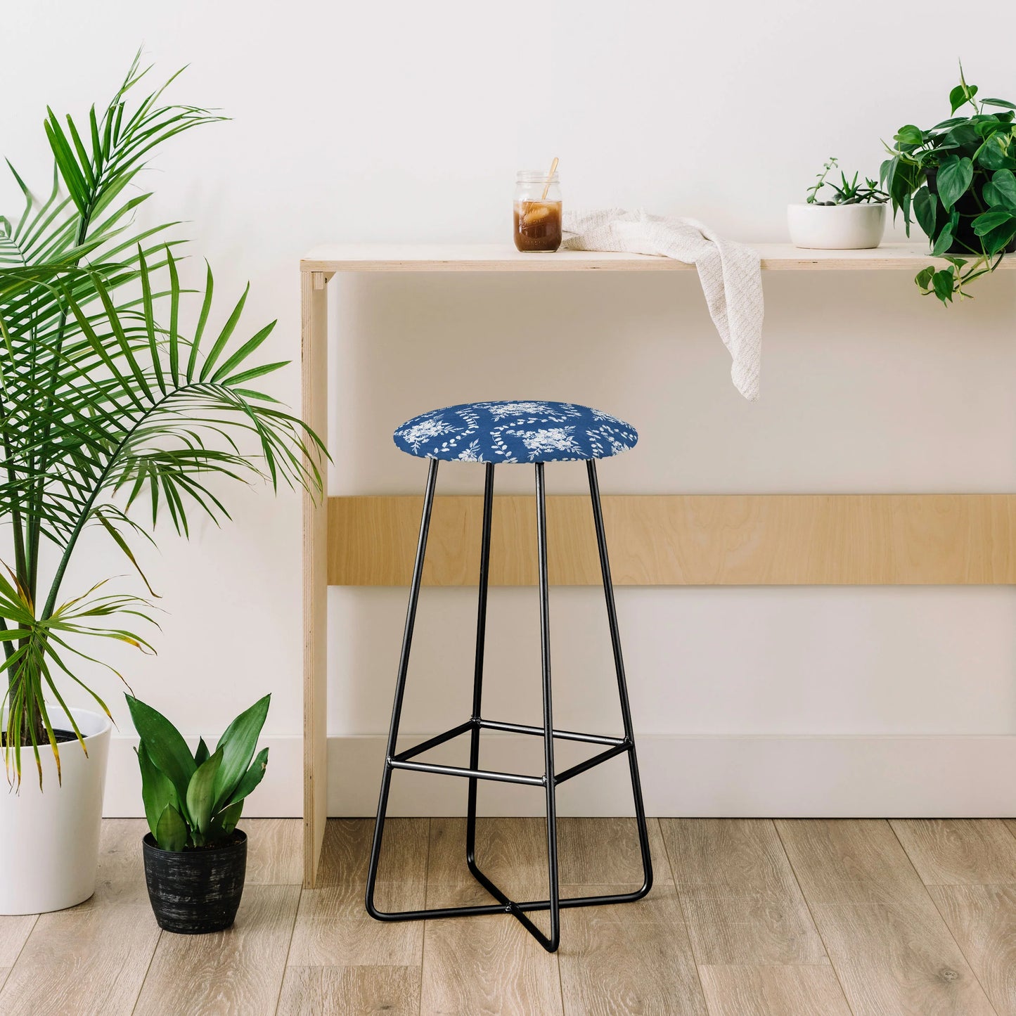 Chic garden whisper stool